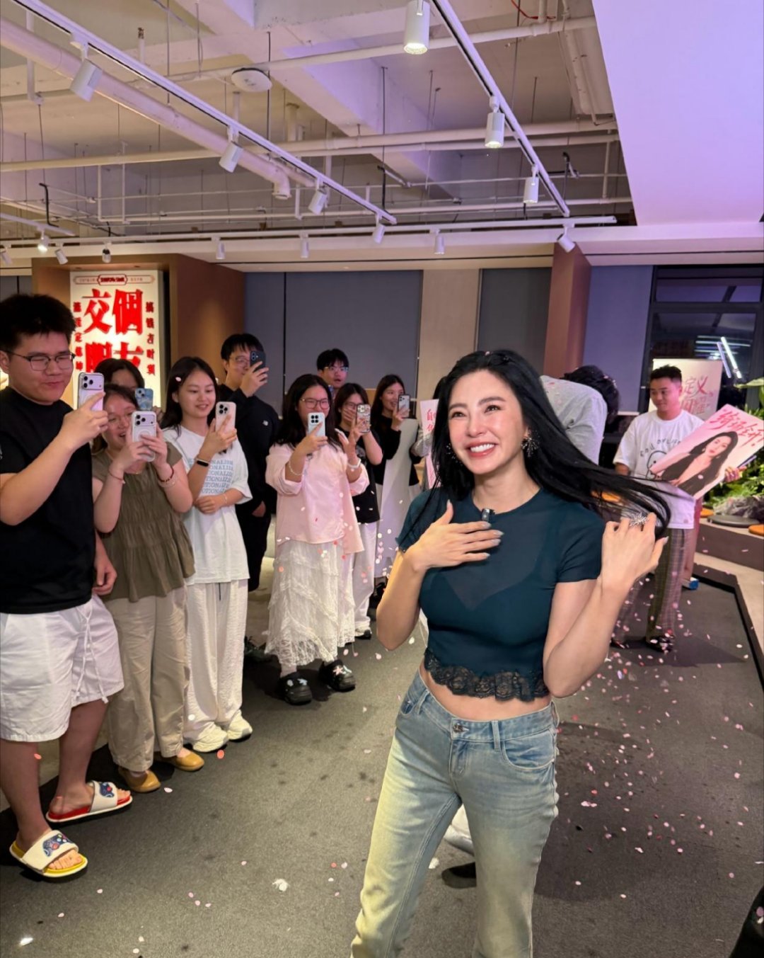 张雨绮自掏腰包为周星驰走面儿，祝《功夫女足》票房大卖 