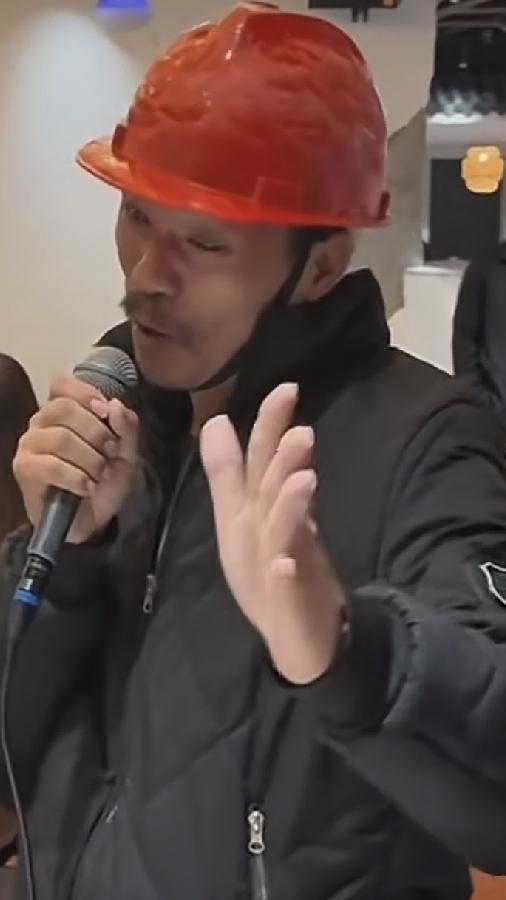 他们仅仅是有故事吗？
——四会水果明
       这是我第二次听他的歌曲了，每