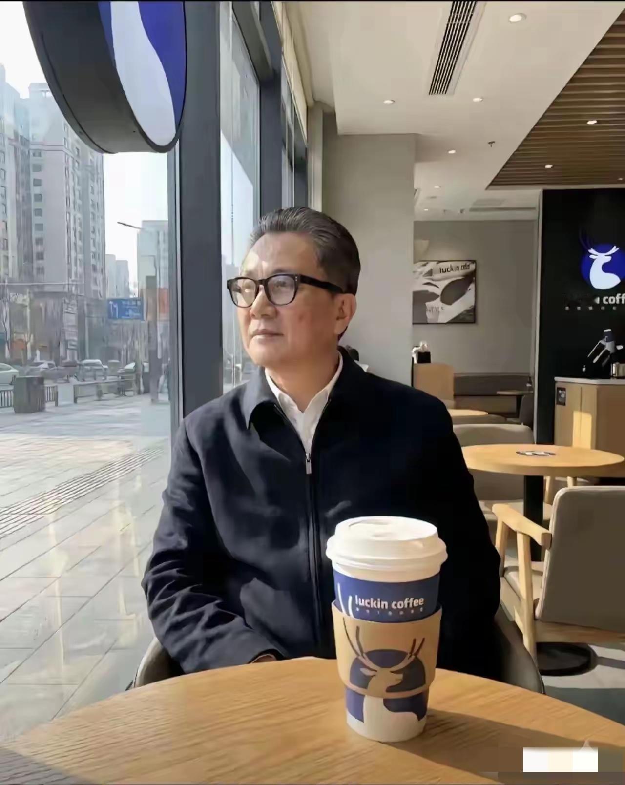 你说，要是在咖啡店遇到这种体制内的人，下一步你该怎么做呢？