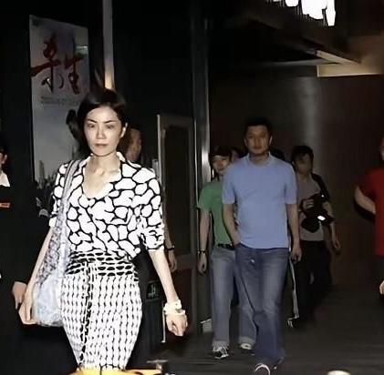 王菲与李亚鹏的旧照，多年以前，李亚鹏陪王菲一起看电影的画面。

那个时候约在20