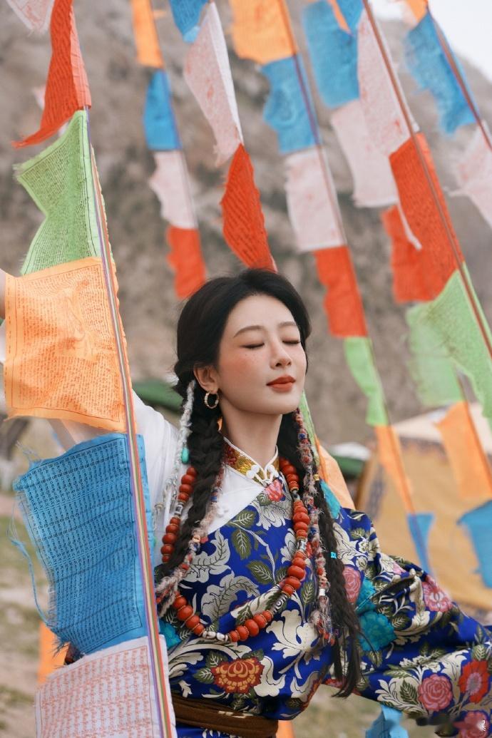 高原上的杨紫杨紫高原妆造  杨紫藏地妆造细节满分，麻花辫民族氛围感十足 