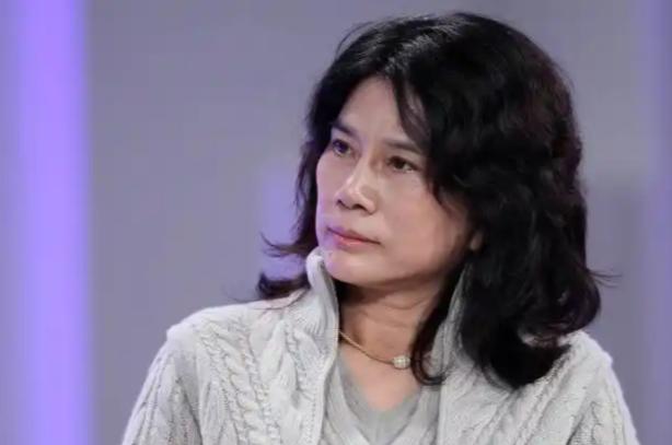 董明珠这回是真低头了。欧洲热浪烧到40度，中国空调卖疯了，美的海信TCL赚得盆满