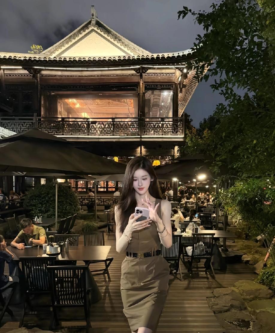 美到离谱，太精致的美美女 你们喜欢什么类型的美女 女性如何穿搭显气质 特美啦