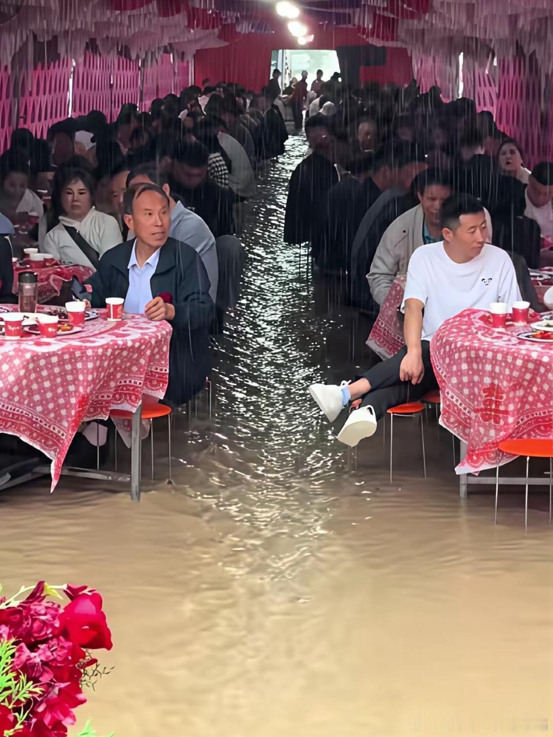 这日子选得真不错，亲朋好友也都很给面子。 