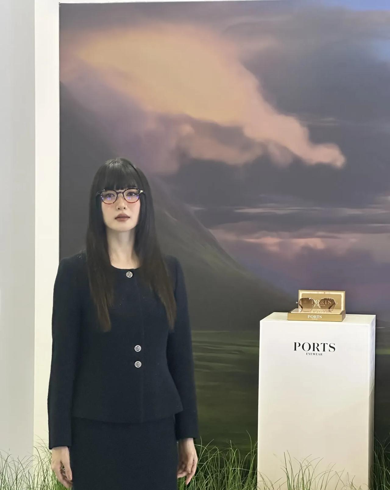 这是谁？江疏影？好像教导主任来巡视。

她今天出席活动的造型，其实第一眼看过去确