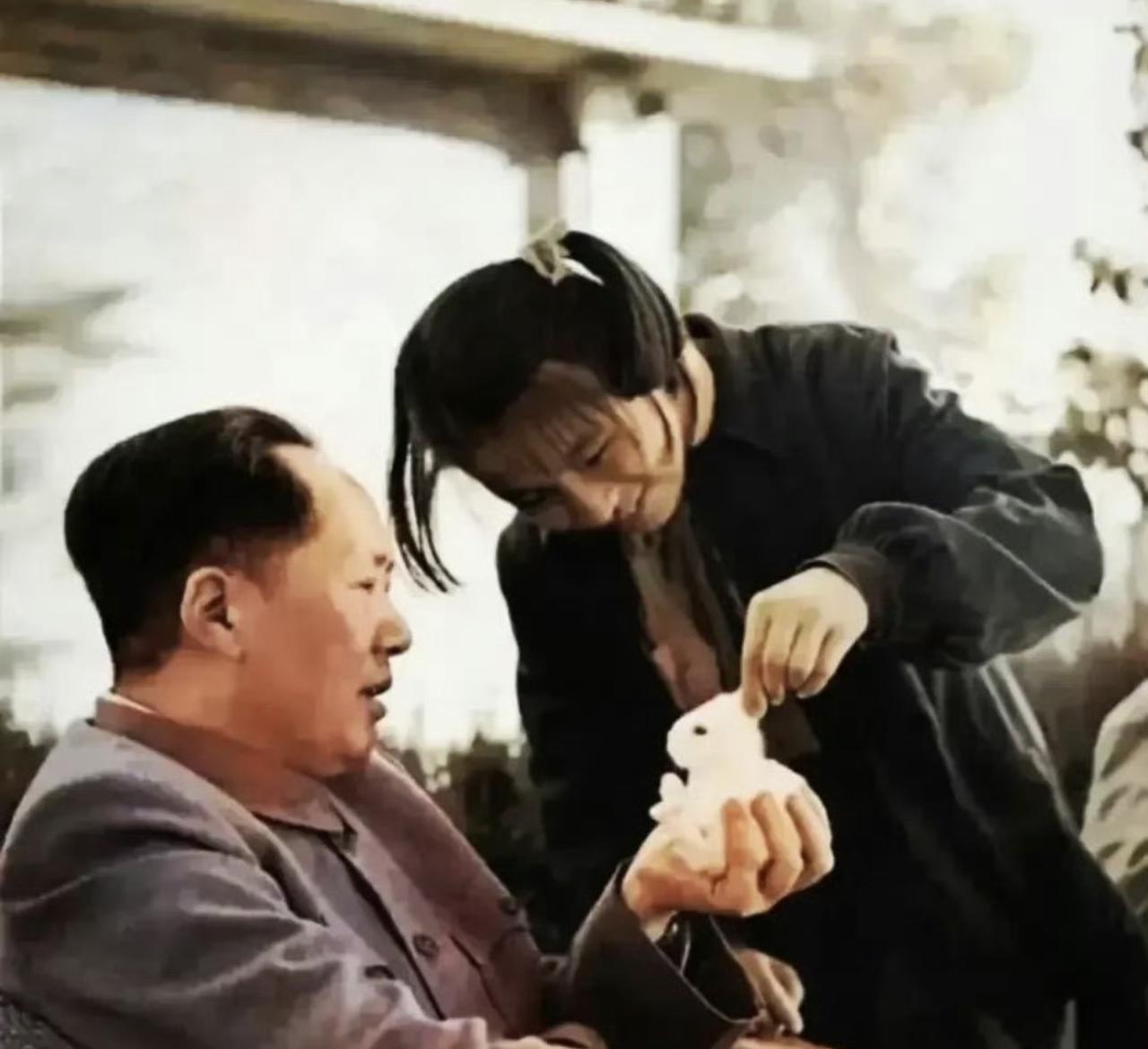 毛主席和女儿李纳难得的休闲时光，尽显天伦之乐！毛主席不光是伟大的领袖，把一生都献