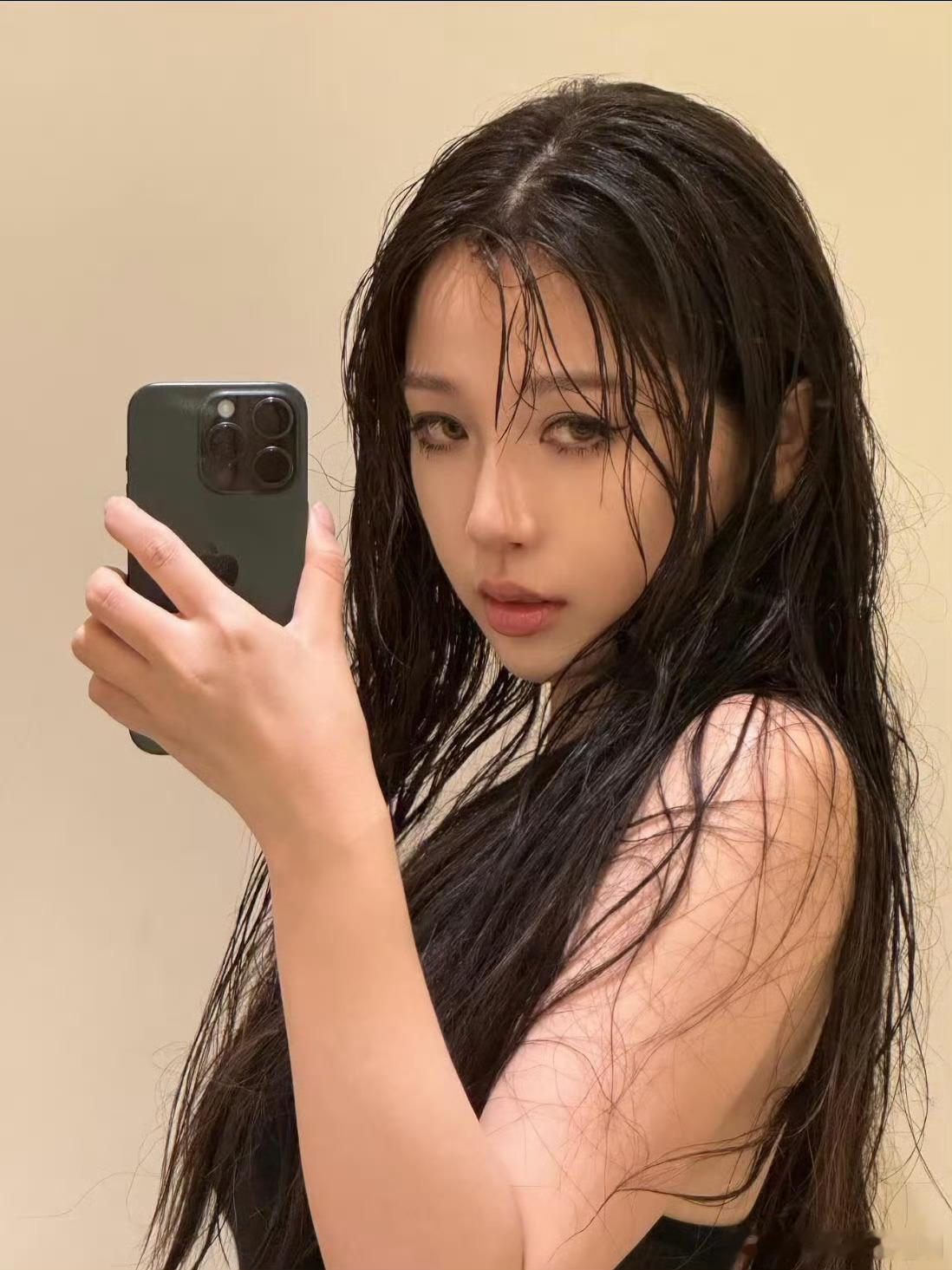 虞书欣湿发造型也米米嘟 