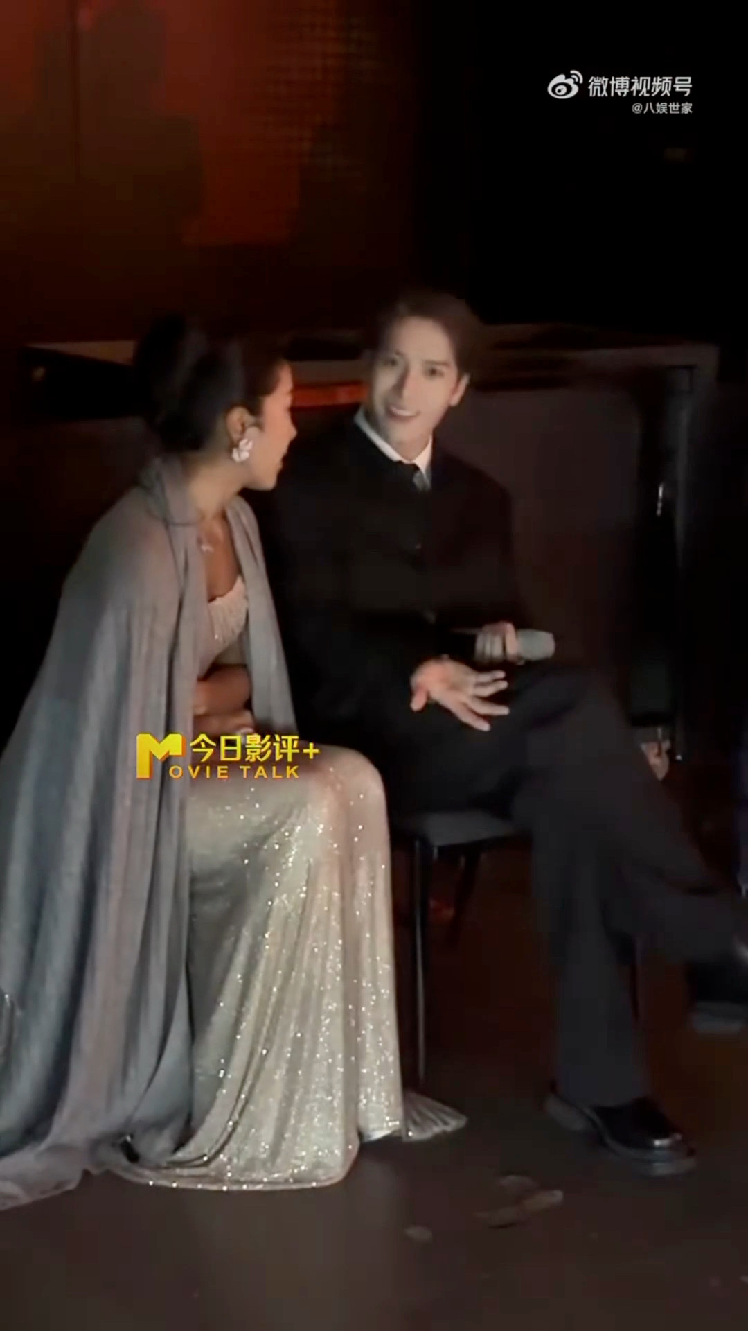 吉克隽逸王嘉尔热聊谁懂这个同框！吉克隽逸和王嘉尔凑在一起热聊，聊得投入，气场好搭