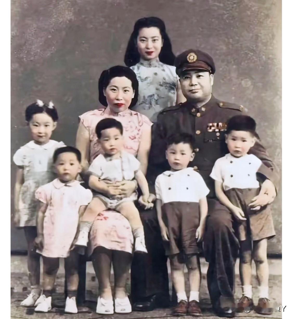 这才是上世纪四十年代末期关麟征将军一家八口的真实貌相，这可不是演戏，也绝非电视剧