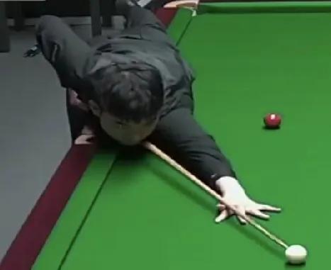 22:30时段:
范争一披挂上阵，对手是世界排名第121位选手谢哈布。
第一局，