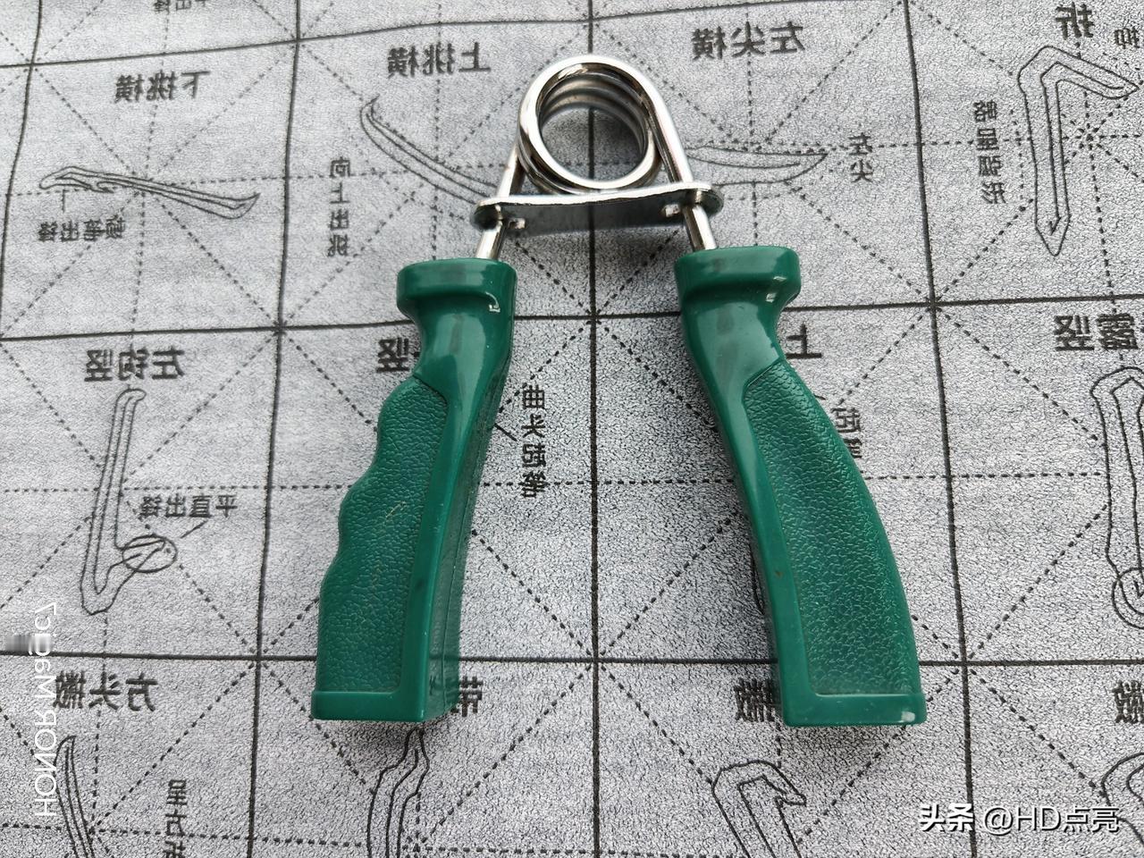 我的锻炼日课——
握力器
一种便携高效的手部/前臂力量训练器械。
适合日常健身、