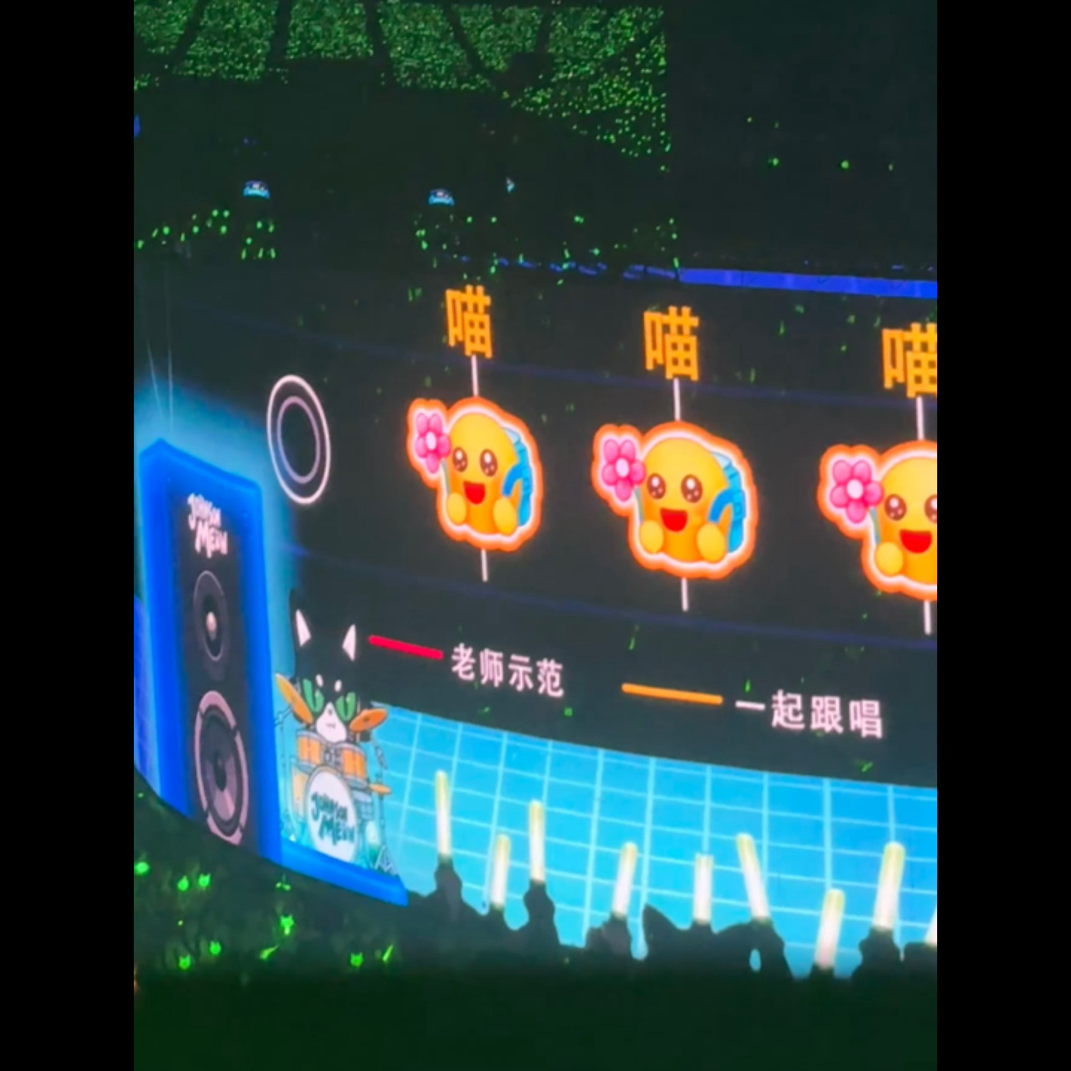 是拿着花花的书包仔，咋这么萌 