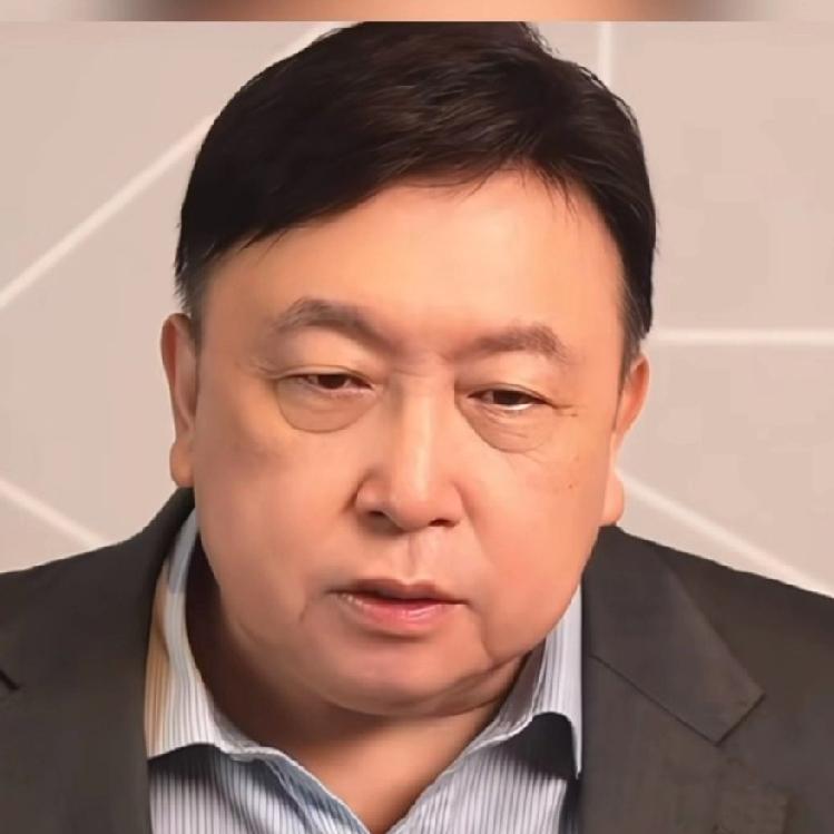 王晶接连送别圈内一众老友，
说心里不郁闷是假的，
短短一段时间，谢贤、陈观泰、刘