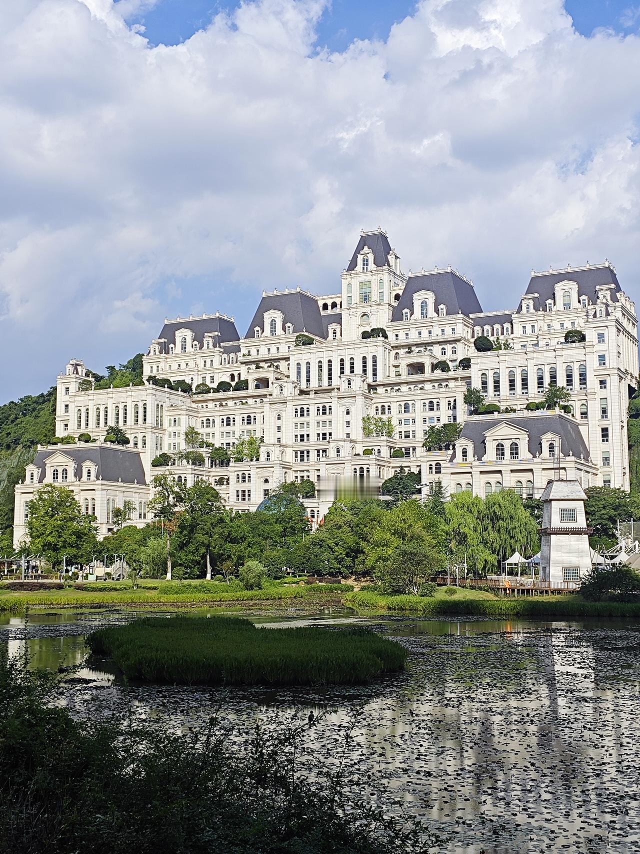 今天专程去贵阳花果园打卡贵阳网红建筑白宫。花果园号称亚洲第一大盘，而花果园白宫是