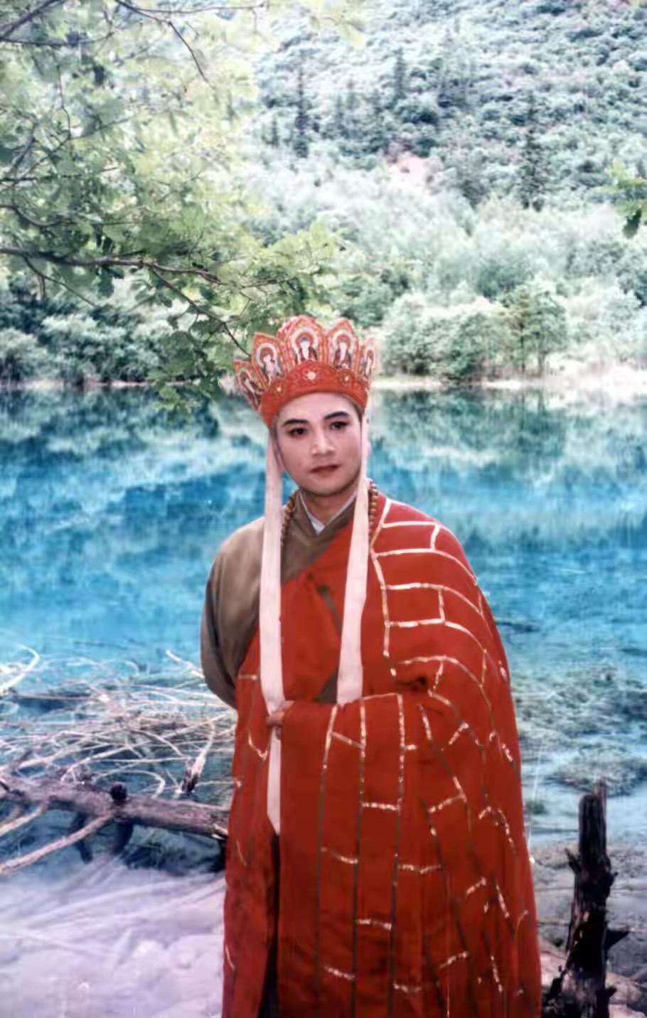 73岁的迟重瑞，依旧风度翩翩，气质不减当年。
从荧幕上的唐僧，到生活中的文化传承