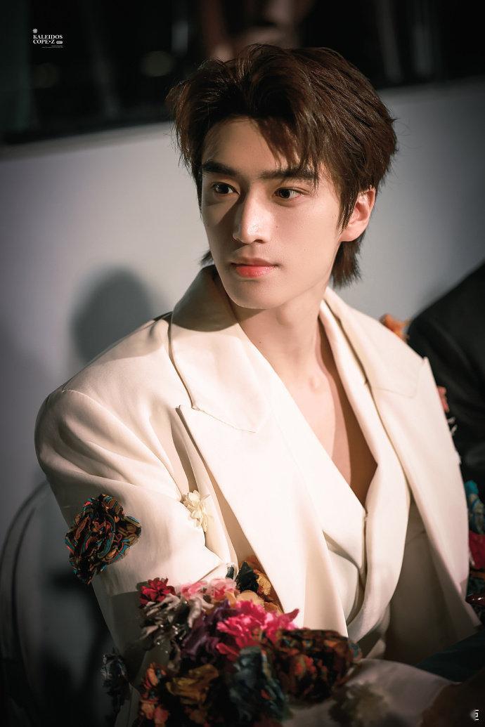 张康乐像油画里走出来的王子 张康乐VOGUE花园入场直接封神！白色针织羊毛造型让