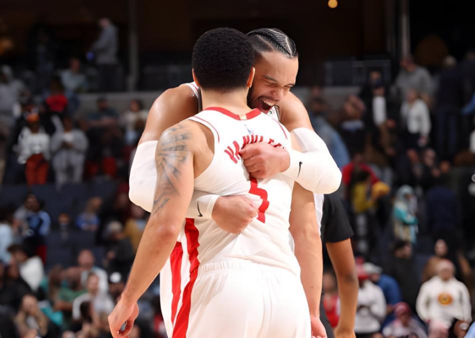 火箭队本赛季一下子失去了三位顶尖的防守球员，一位就是前锋狄龙·布鲁克斯，他被火箭