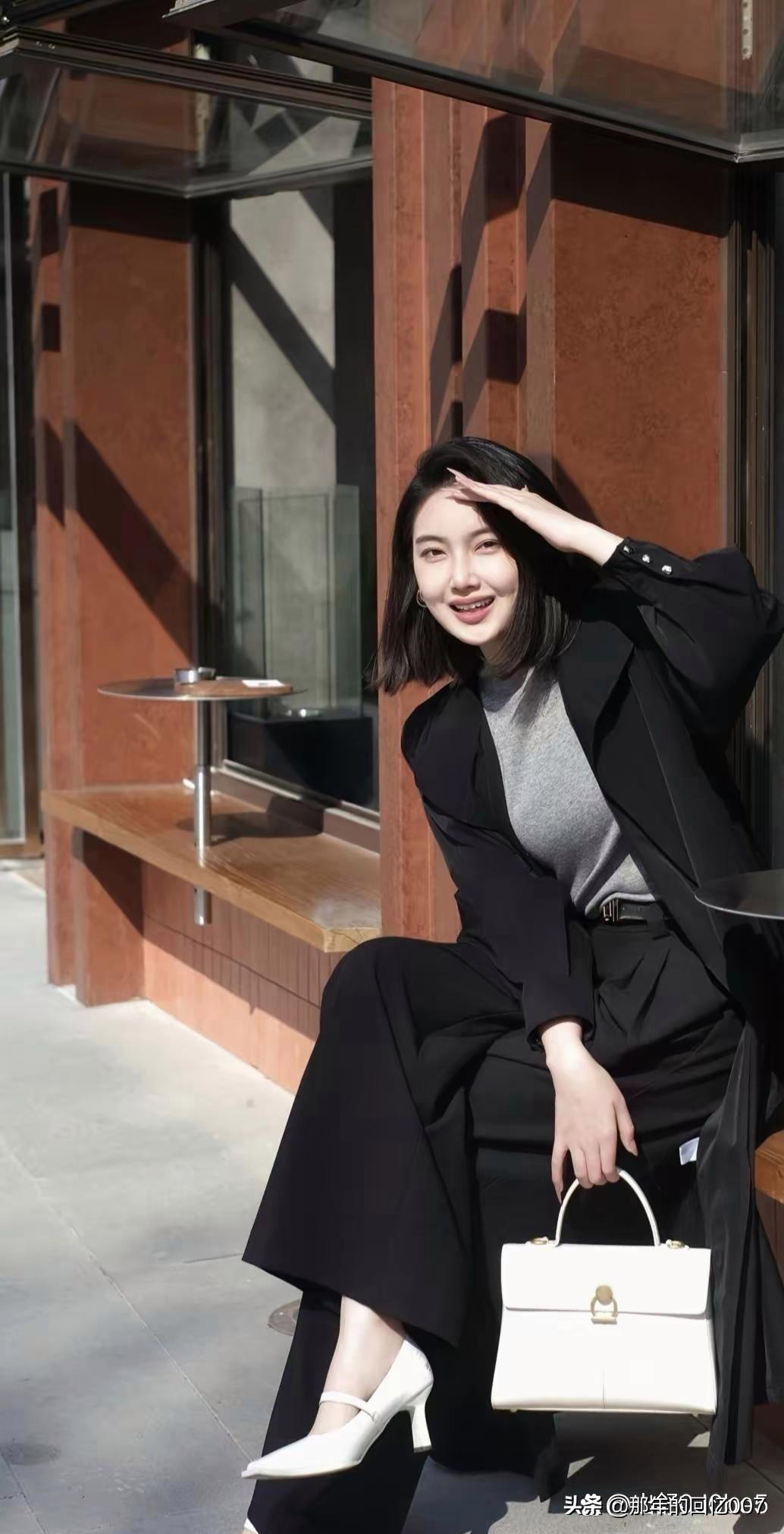 都市时尚女孩的黑白穿搭简直yyds！就像JENNIE穿的黑白钻饰抹胸礼服，廓形胸