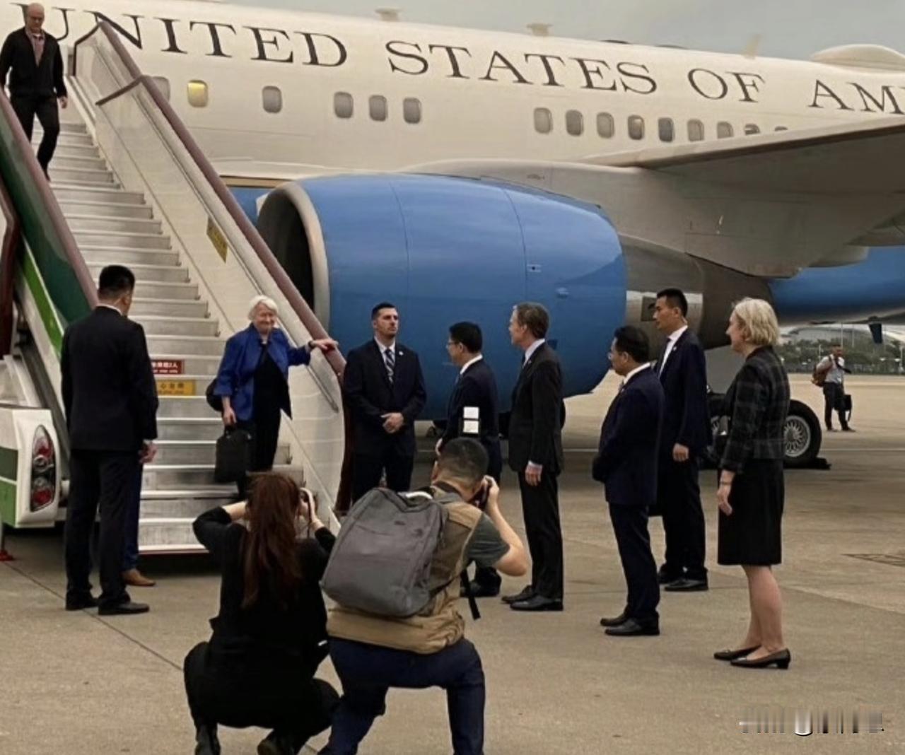 大家有没有发现，美国政客去年来了几波，无论是男，是女，一律都没有红毯。她们基本就