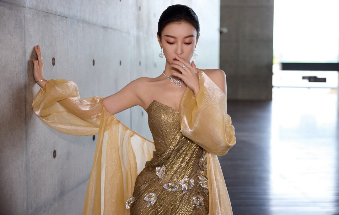 倪妮凯迪拉克品牌代言人 倪妮穿金色，穿的不是颜色，是态度。那种“我不争不抢但全场