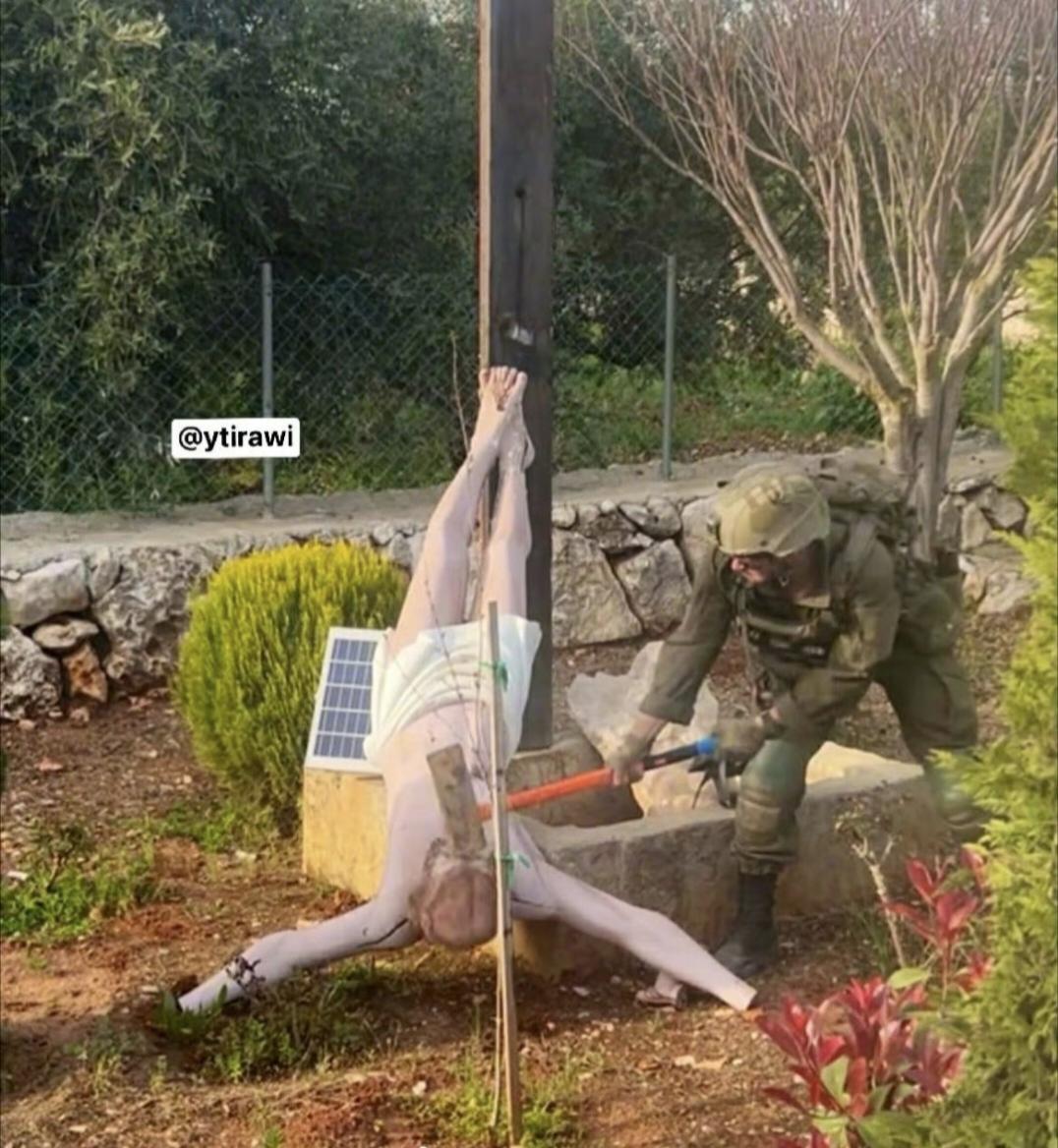 在黎巴嫩南部行动中，一名以色列士兵用斧头砸毁了村口的耶稣雕像。

以色列军方已确