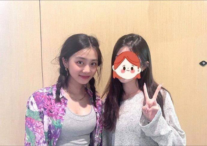 黄磊的两个女儿长的差距真大，可以说天壤之别。

黄磊同妻子孙莉结婚后生下了两个女