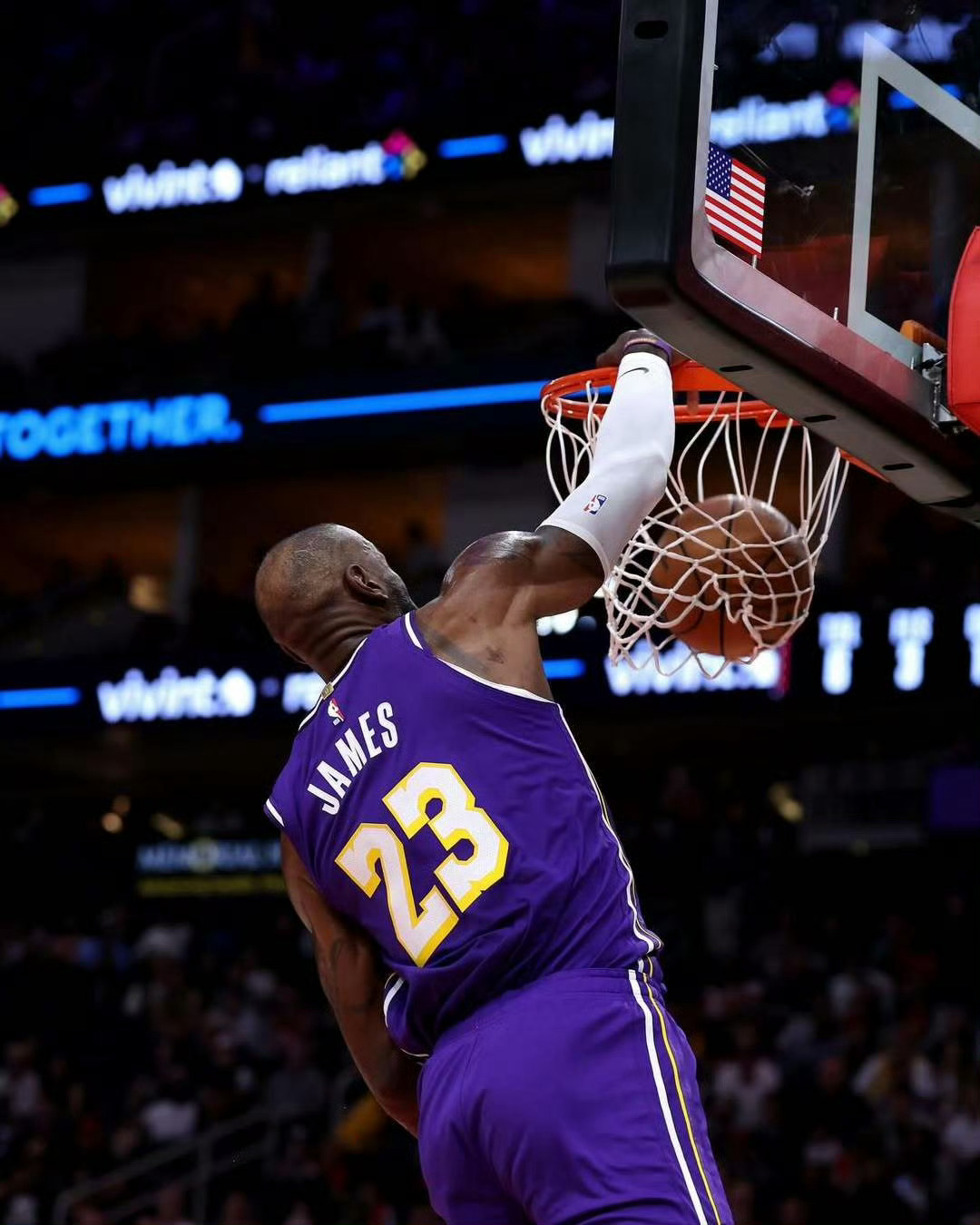 全场比赛结束，湖人124-116再胜火箭，已经取得七连胜！詹姆斯30分5篮板2助