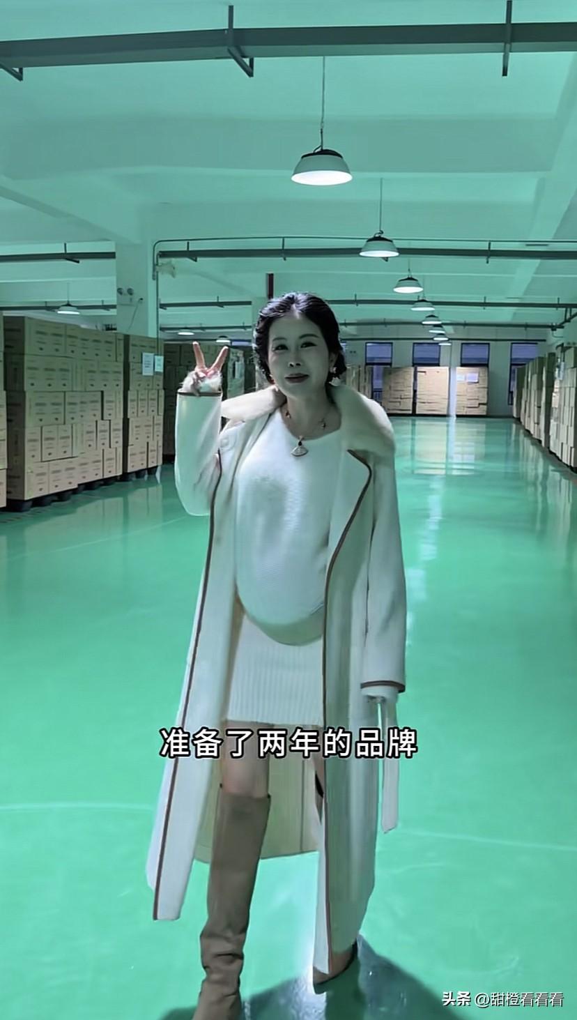 宋玉希家仓库还真不小，自己生产的货品满满当当，她说，怕大家不够抢，有很多货品可能