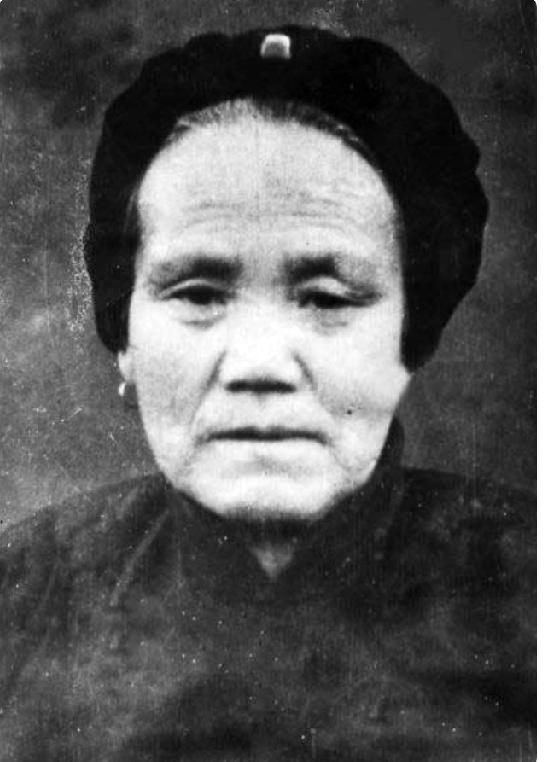 邓玉芬是伟大的抗战母亲，她的事迹被改编成了不少文学和影视作品，
以下为你推荐：