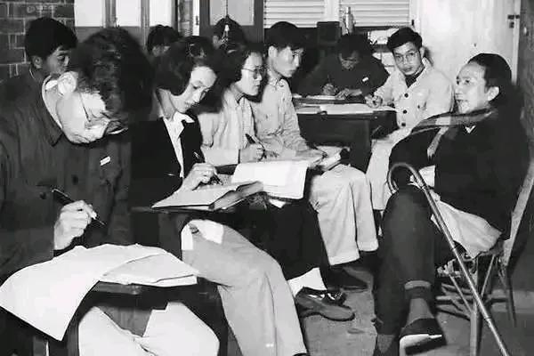 #陈寅恪大师# 1957年，陈寅恪把家中二楼的阳台走廊辟作课堂，向选修“元白诗证