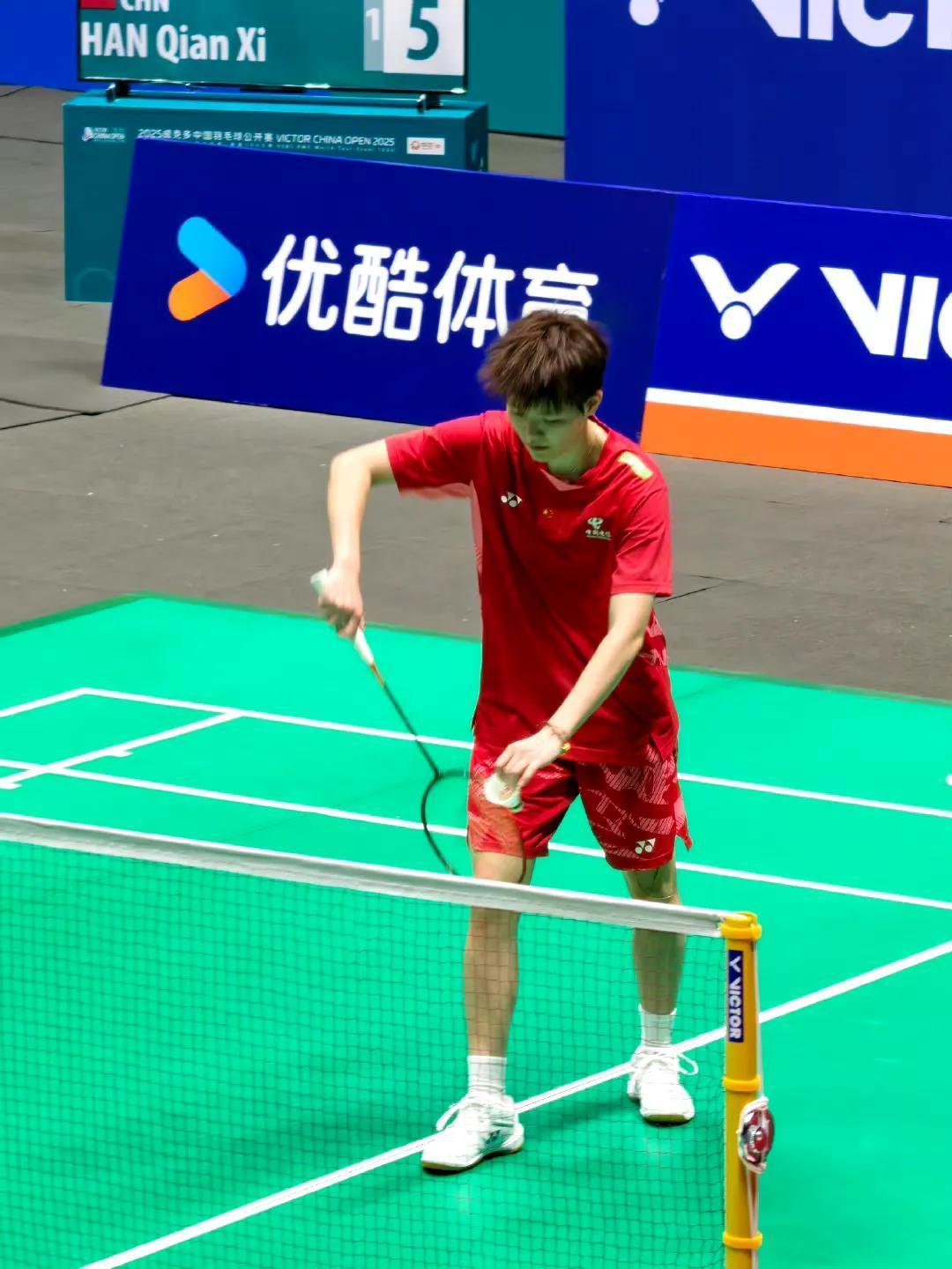 比赛来到了决胜局，
韩千禧🇨🇳 21-17、20-22 被🇮🇩科曼阿尤追