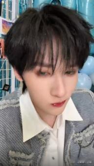 刚刷完直播回放疯狂截图， 从刮彩票的紧张到蟑螂竞速的慌乱，每帧都是18岁独家名场