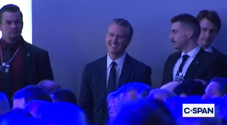 特朗普称纽森为好人，后者在现场没绷住笑了
当地时间1月21日，美国总统特朗普在达