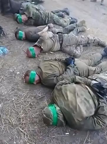 太离谱了！一名与大部队走散的俄军士兵摸进民宅，放倒了5名正在熟睡的乌军士兵，得手