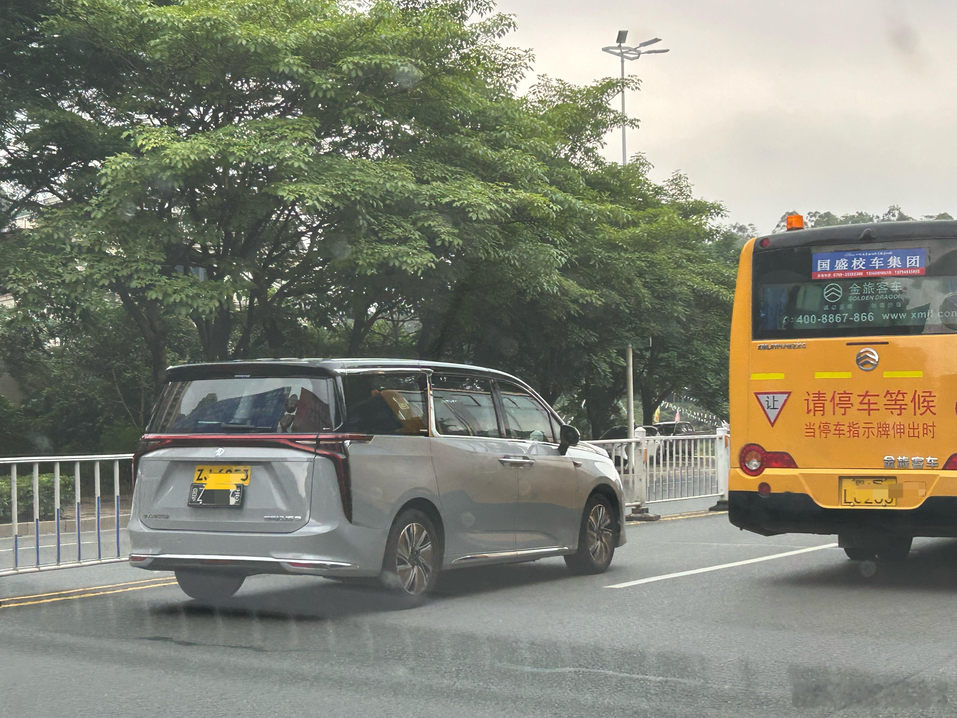 原来大通的 MPV 在香港挂的是 MG 的标。大v聊车 ​​​