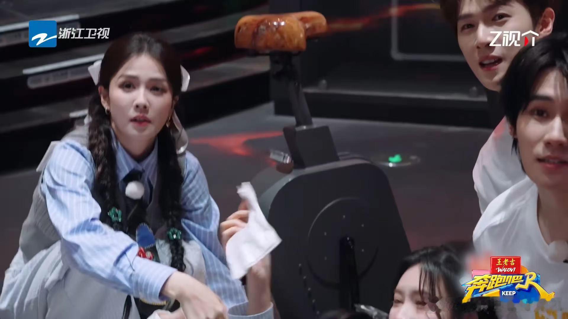 孟子义绝地反撕奔跑吧 孟子义在撕名牌环节上演绝地反撕，面对宋亚轩的追赶白鹿和李昀