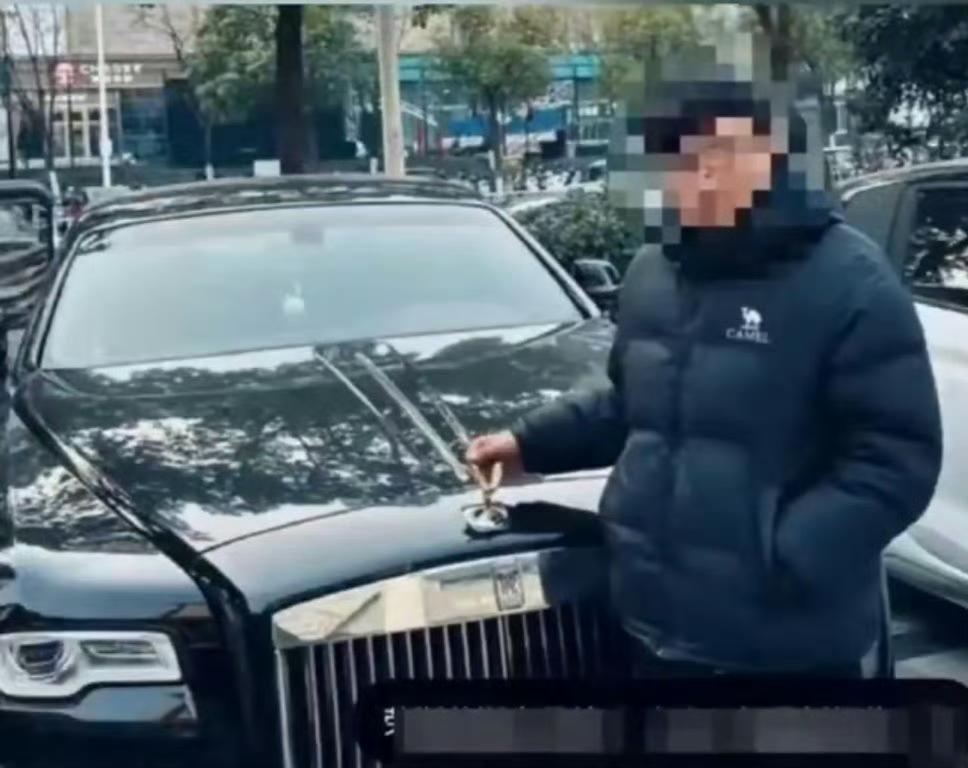 小伙和劳斯莱斯合影竟被盗用成爽文封面？这波操作也太离谱了
 
真的离大谱！小伙只