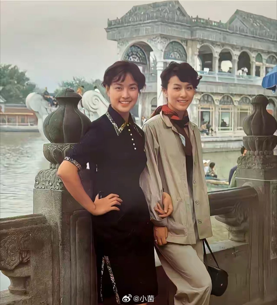 1980年刘晓庆和日本演员栗原小卷在北京颐和园石舫前石栏杆处合影。当时正是中日电