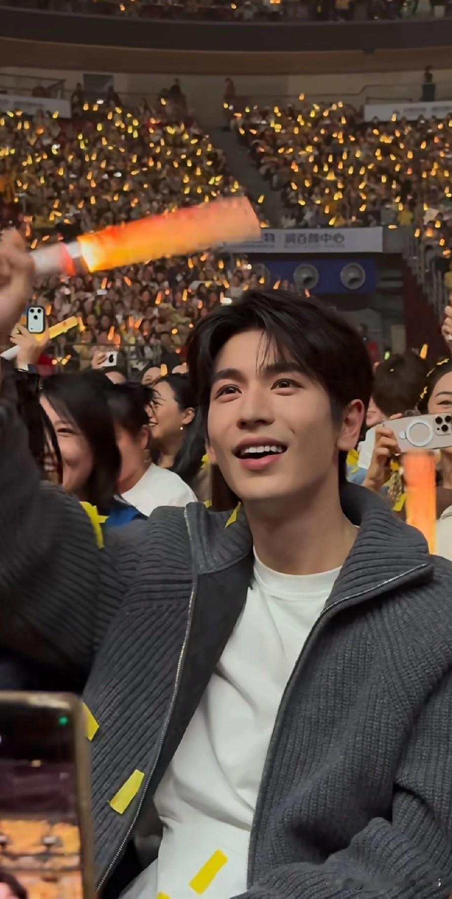 张凌赫的帅气确实让人挪不开眼！
但更被金靖圈粉了，
素颜出街面对镜头，
大方打招