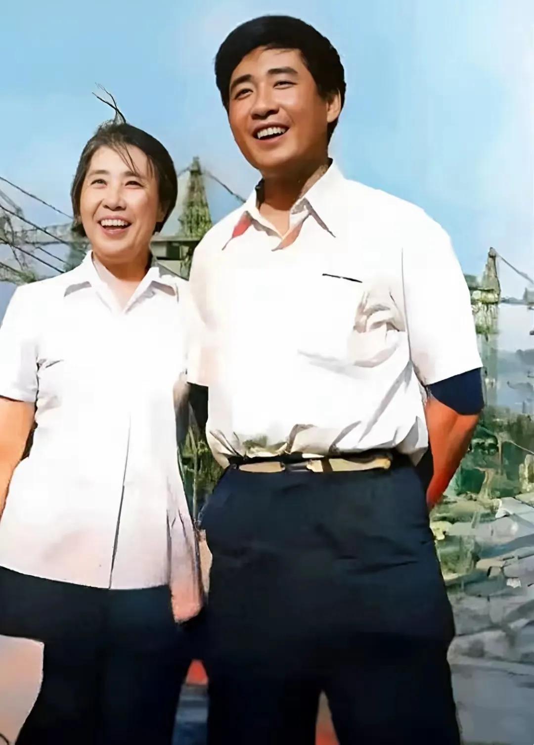 1979年，王光美出狱后不久，与儿子刘源乘坐轮船游览长江三峡，并留下了一张珍贵合