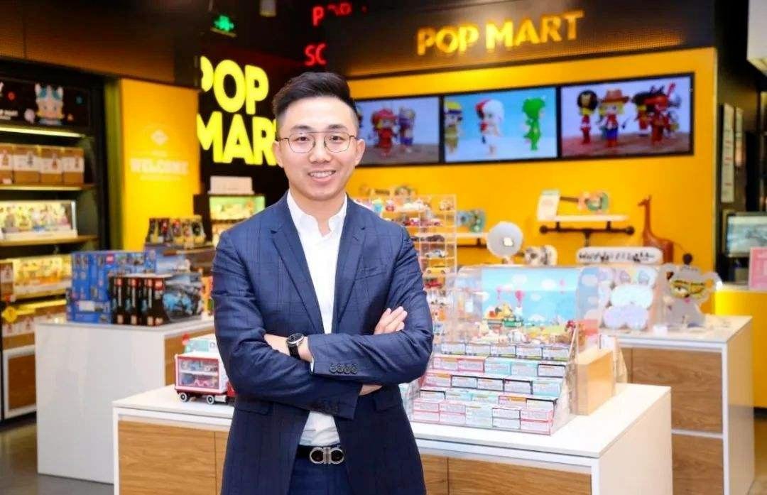 王宁带星星人参加记者见面会王宁讲泡泡玛特从小店到世界 从北京一间小店起步，16年
