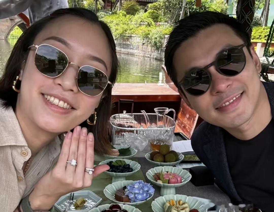 #霍启仁未婚妻晒合照##霍启仁未婚妻晒合照秀恩爱# 霍启仁求婚成功后，未婚妻晒合
