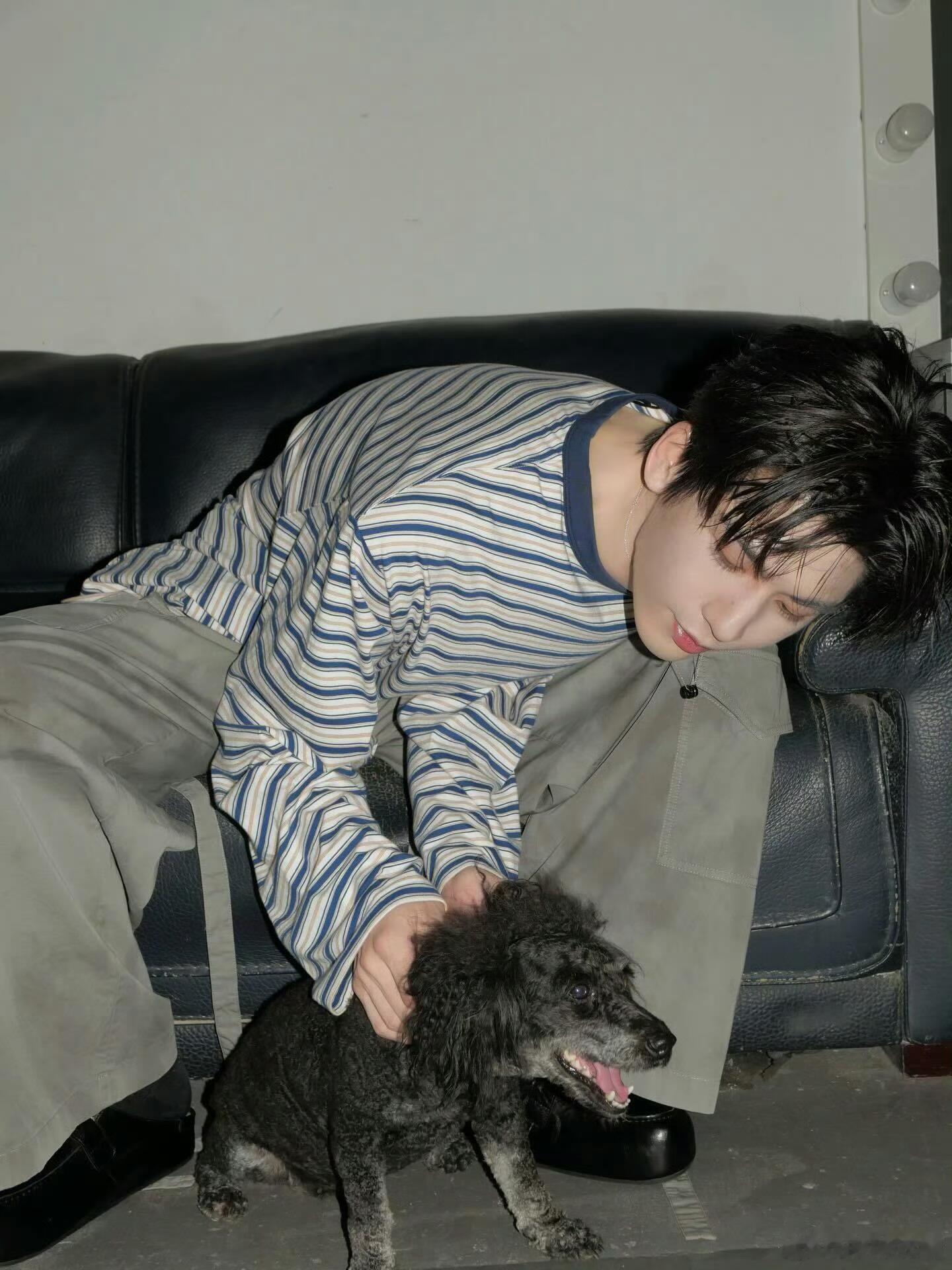 张凌赫ins更新萌照 太喜欢这一套了真的是萌的要命呀 完全人夫感 