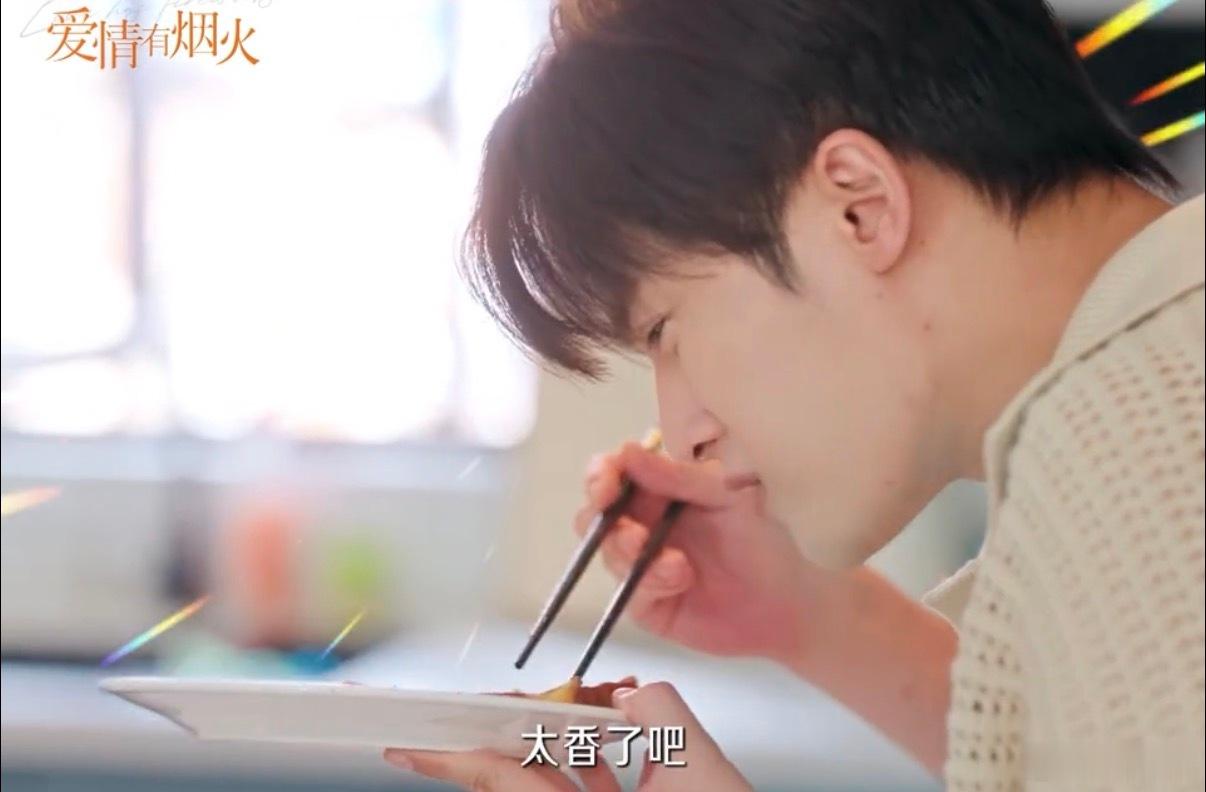 檀健次霸总吃烤面包家人们快看《爱情有烟火》！檀健次演的霸总李亦非，嘴上嫌烤面包是
