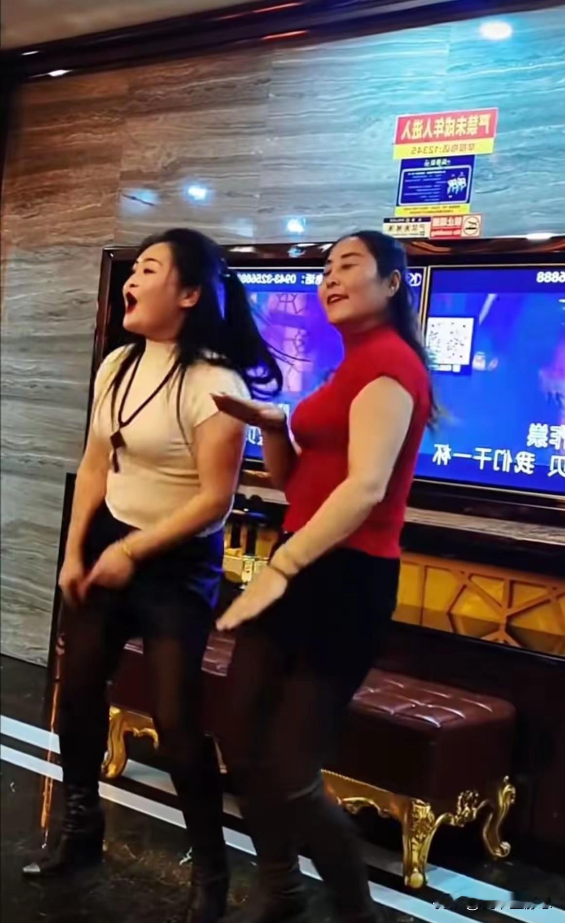 甘肃会宁的一群人。起初只是三四个人，如今队伍越扩越大，有男有女，他们不工作吗？天