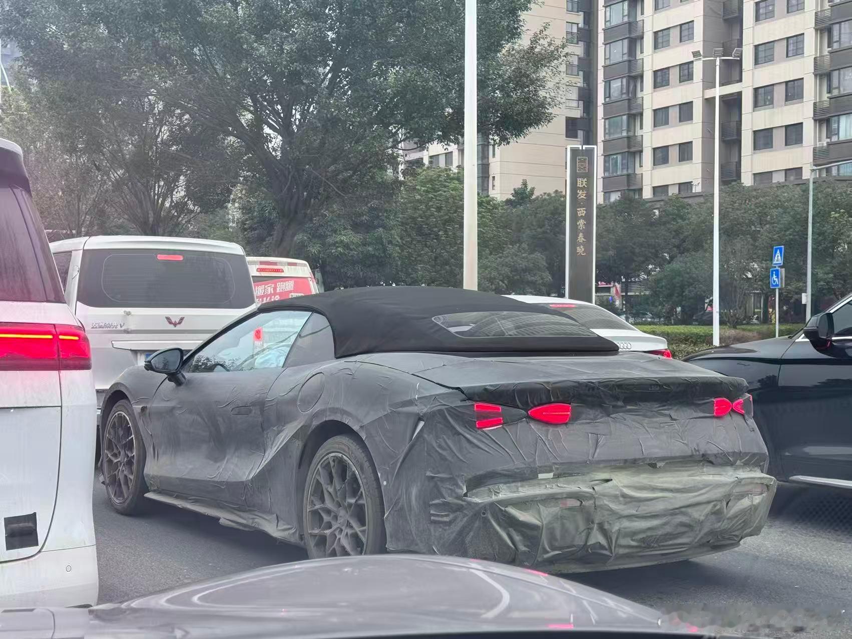 腾势z 的这几台路试车…在南宁快一周了吧还敞篷版和大尾翼版都在我与汽车的日常