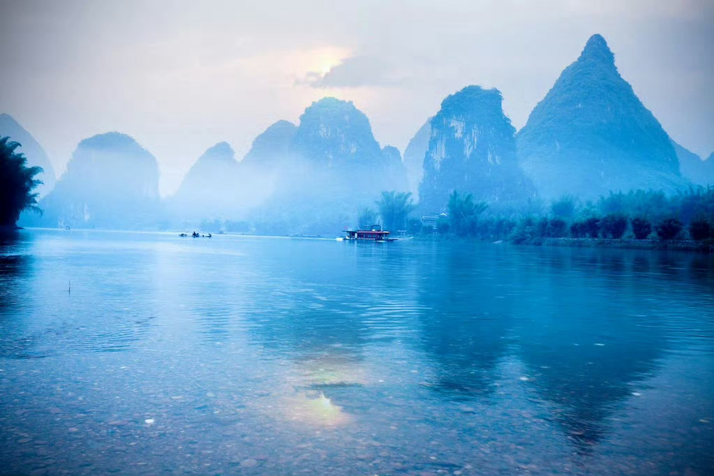 桂林，如薄雾柔纱一般的青山，秀美的遇龙河，水墨画般的漓江……让没去过的人心生向往