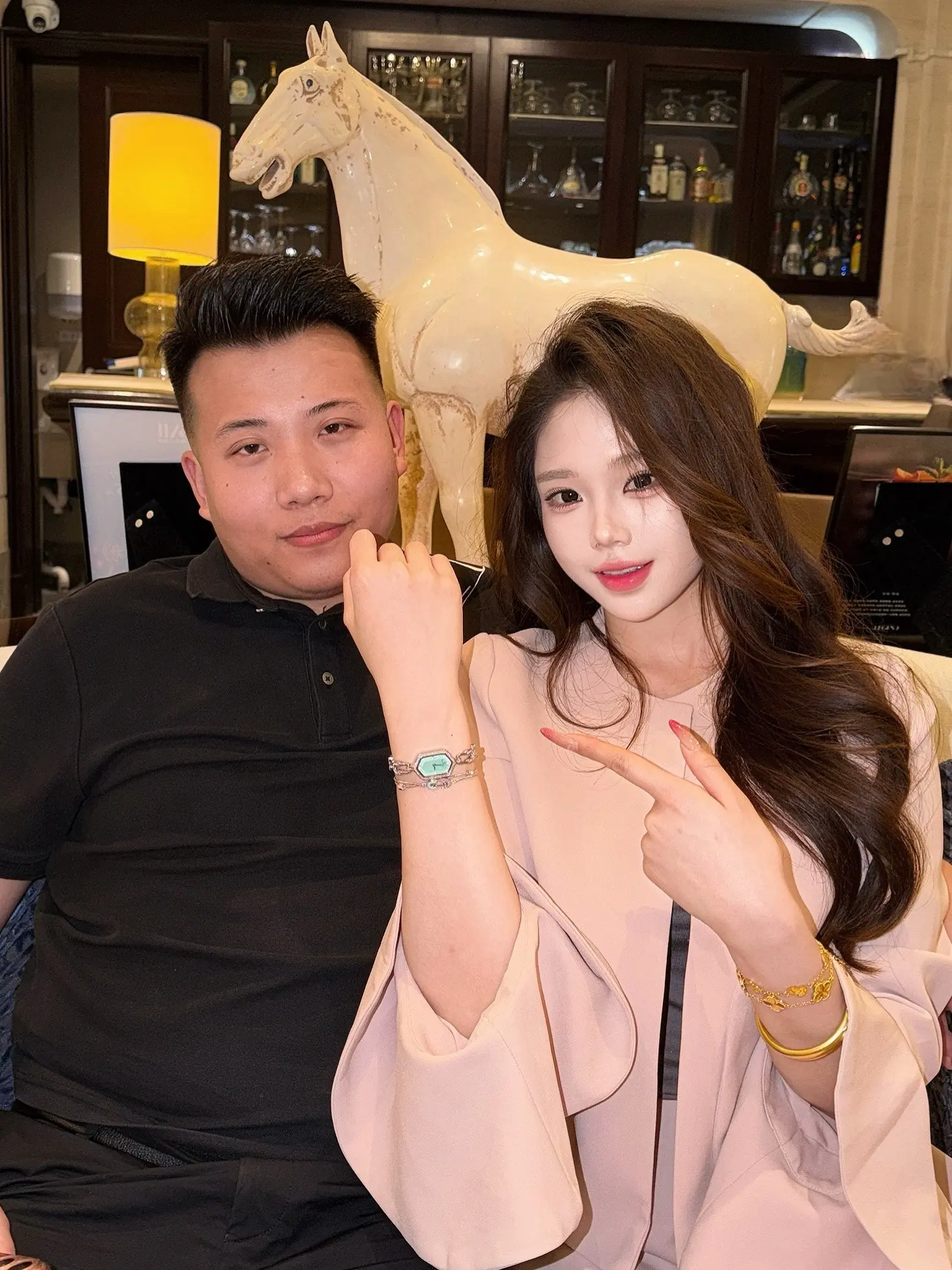 十九岁坐在大哥旁，把青春当做筹码轻轻押上桌赌一次能被留住的机会
