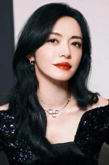  苏明玉的扮演者姚晨，1979年10月5日出生于福建省福州市，毕业于北京电影学院