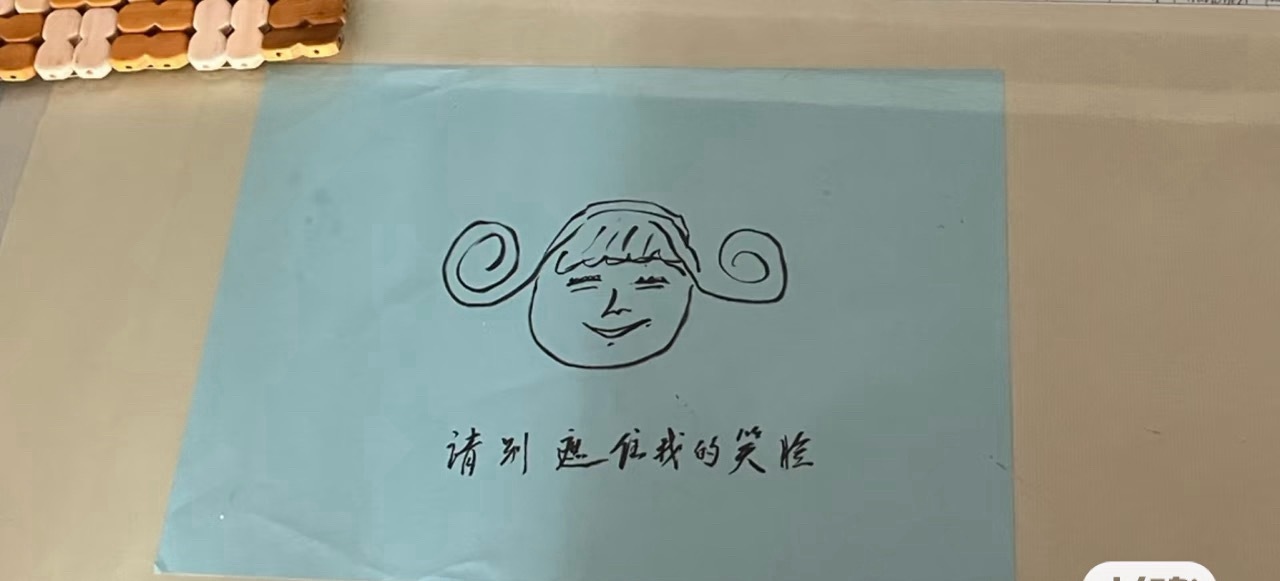 我妈是那种东西乱摊不收拾的人，这是我爸为了应对她的乱摊，保留餐桌上的吃饭空间的智